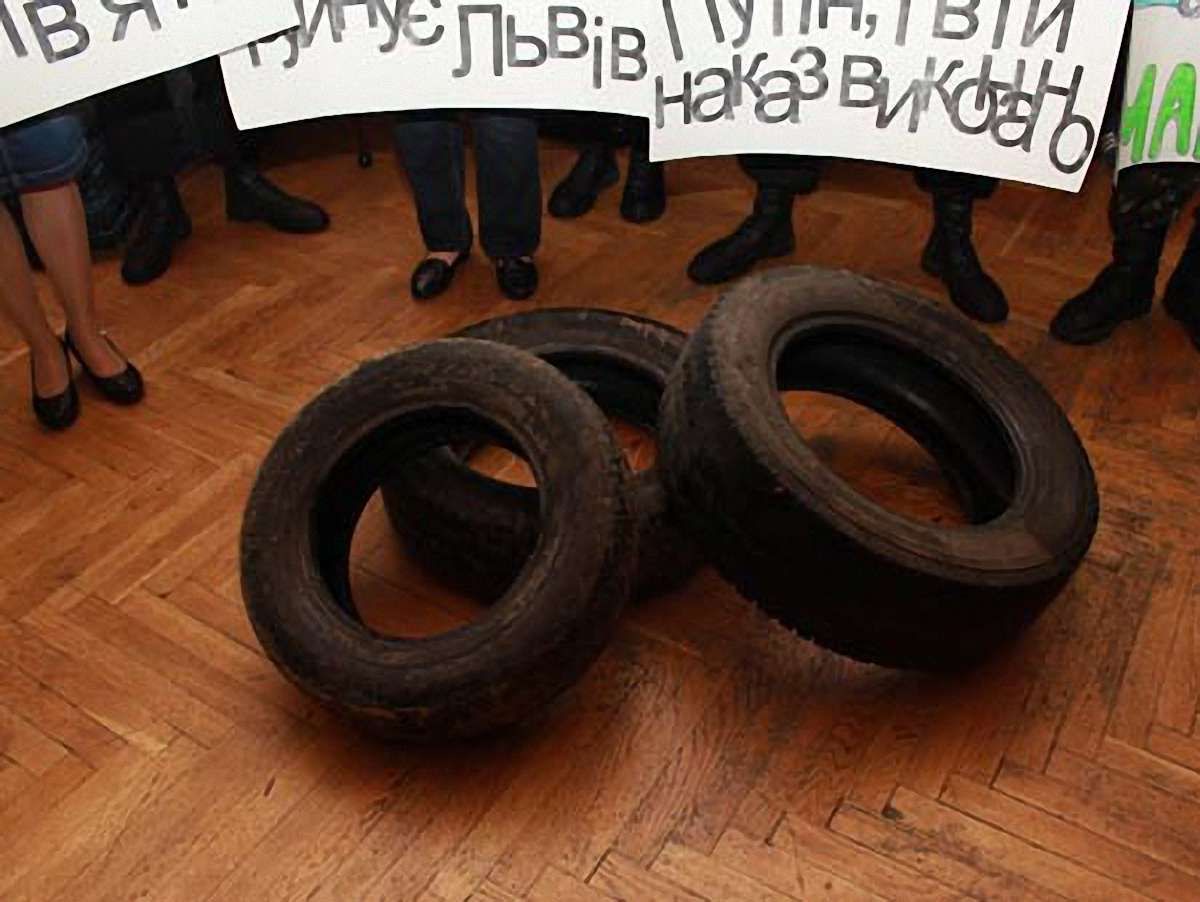«Правий сектор» приніс до Львівської міськради шини