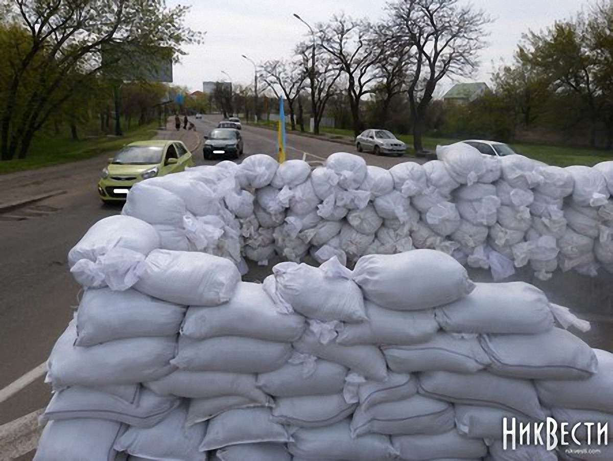У Миколаєві армія бере під контроль блокпости