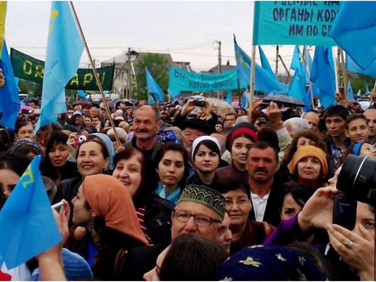 У Сімферополі понад 10 тис. людей прийшли на молебень татар