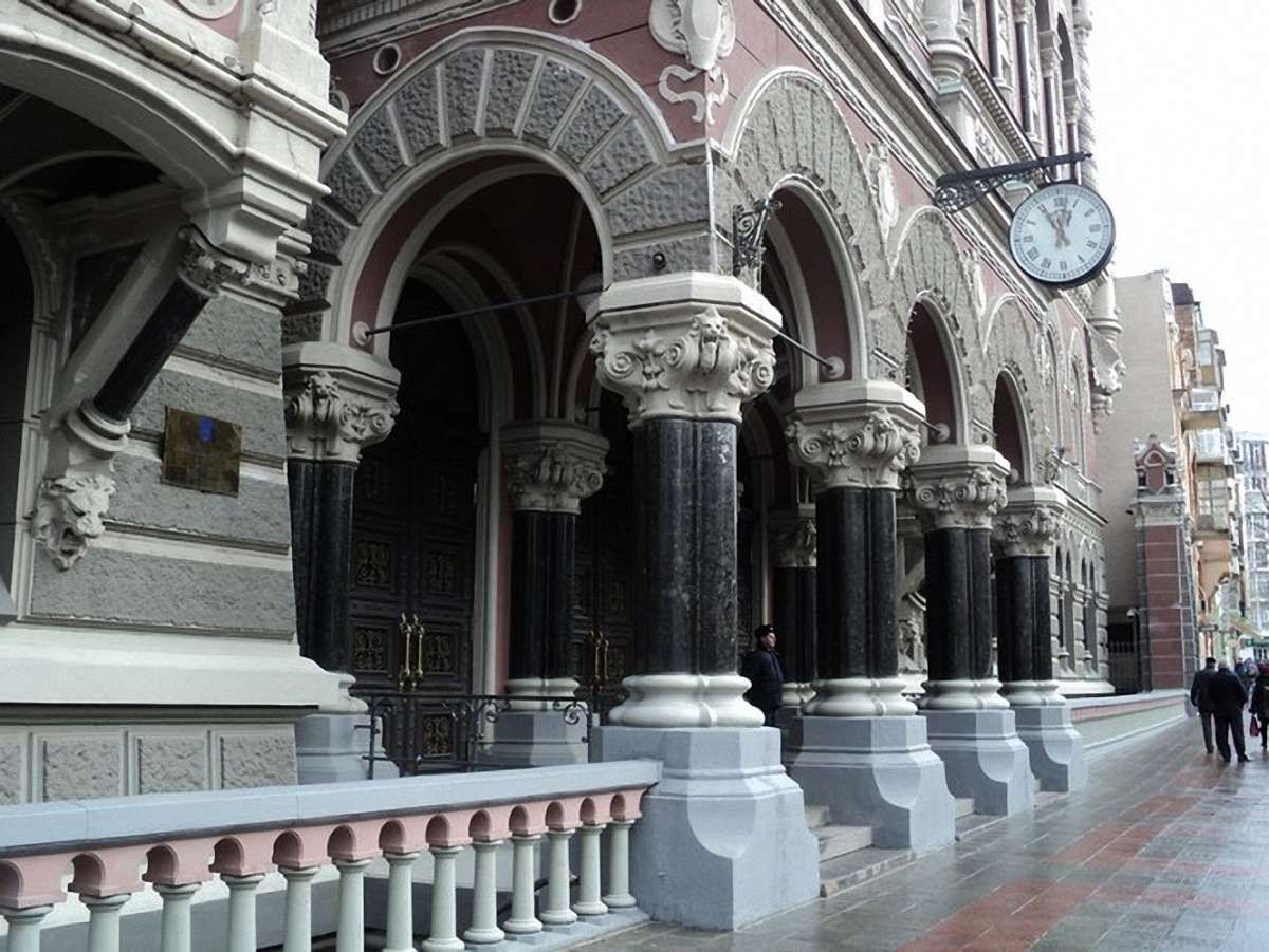 Нацбанк на 3 місяці продовжив продаж 50% валютної виручки