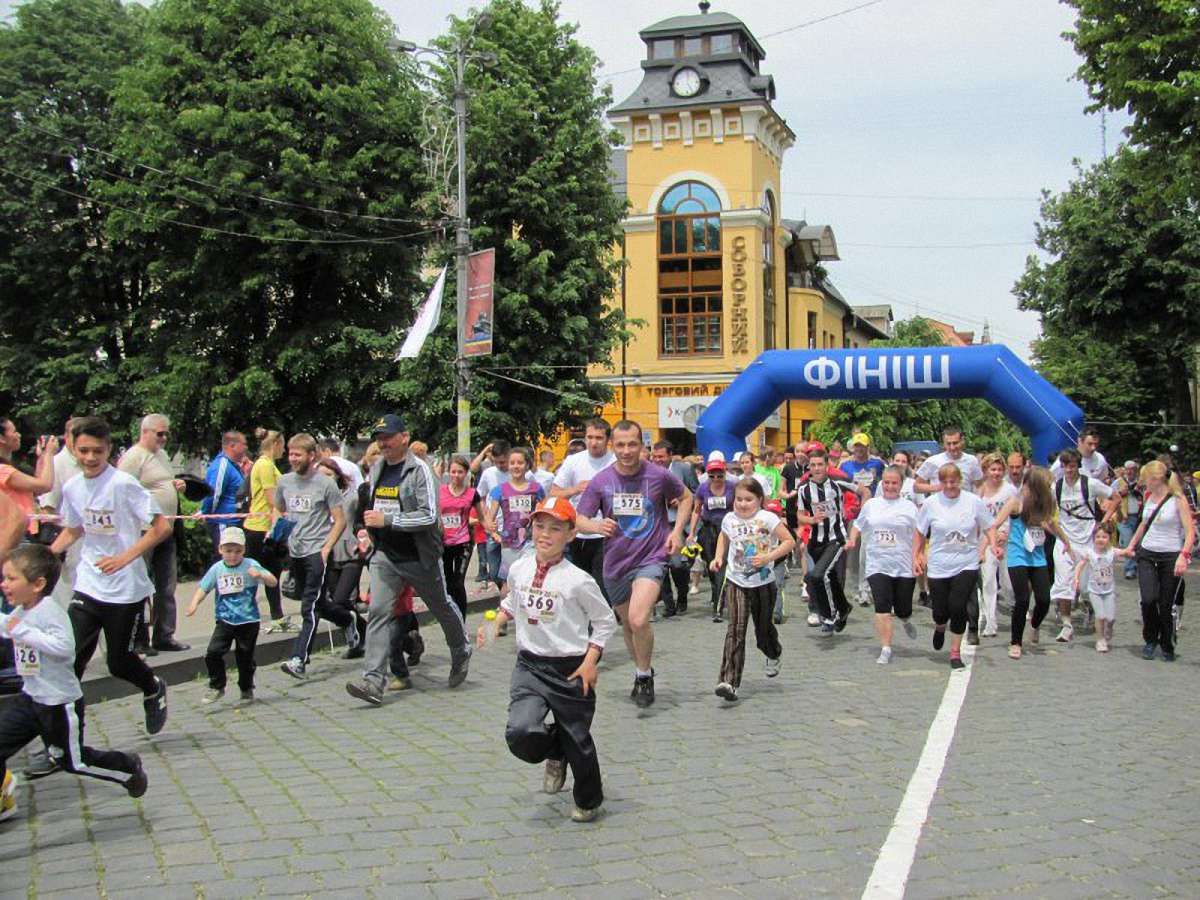 У Чернівцях кандидати у мери бігали за мир і єдність