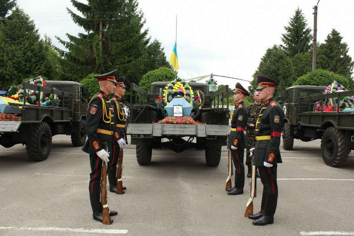 У Бродах попрощалися із загиблими у Слов’янську пілотами