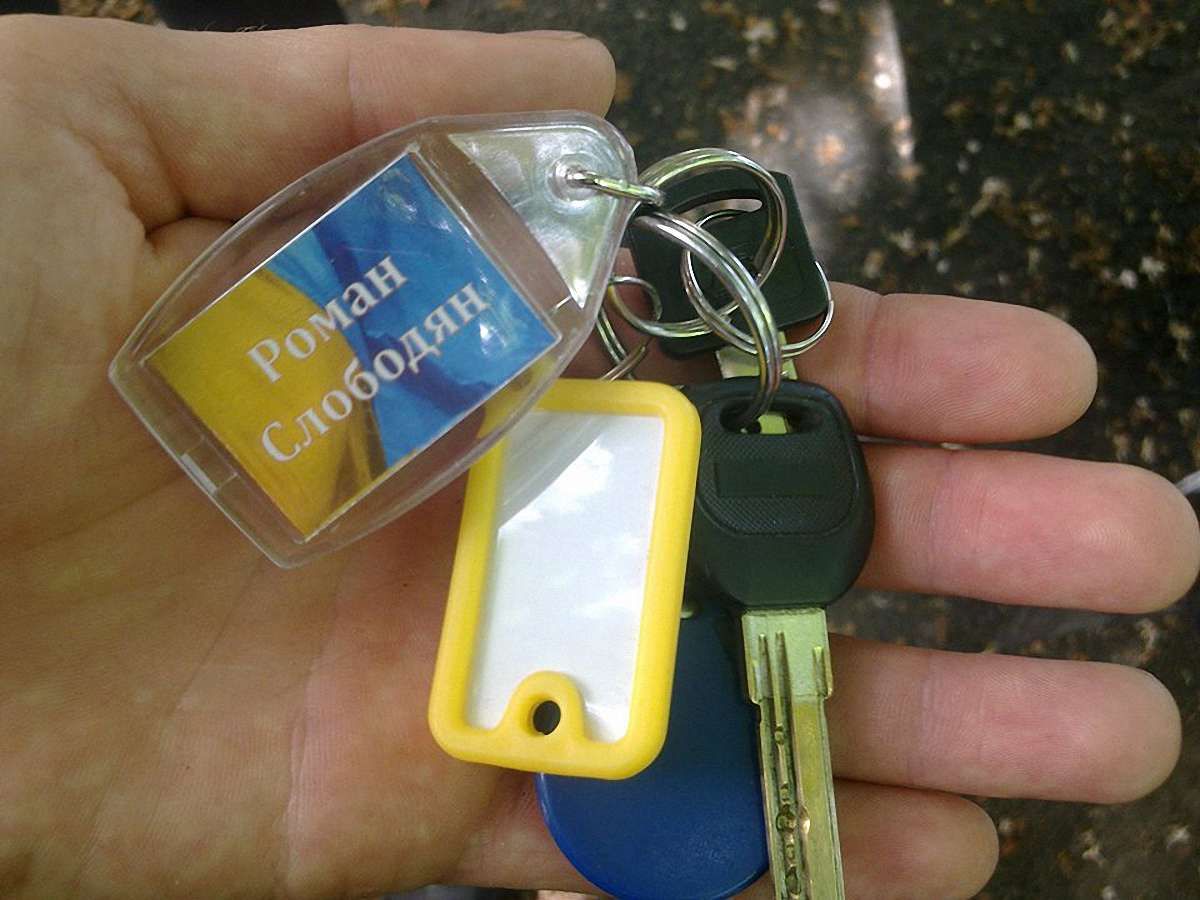 Кандидат у Київраду підкуповує виборців олією, шпротами та рисом
