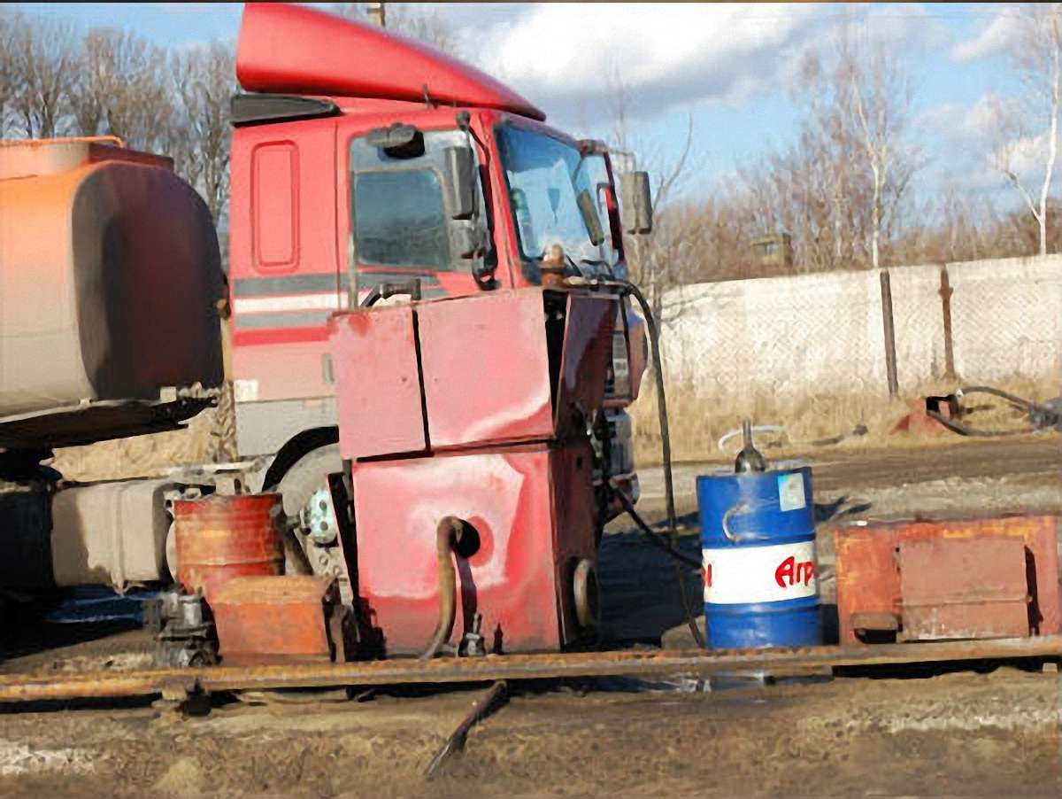 Двоє чоловіків на Львівщині викачували пальне з нафтопроводу