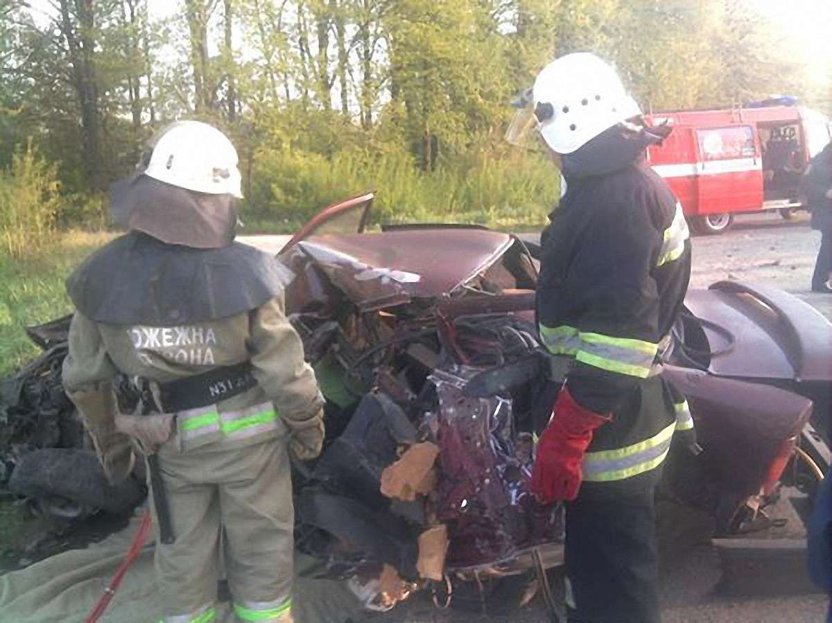 Під  Львовом зіткнулися мікроавтобус і авто: загинула людина