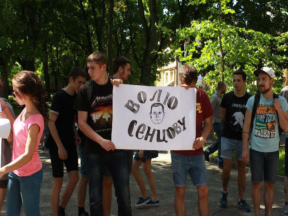 Активісти у Львові пікетували Генконсульство Росії (фото)