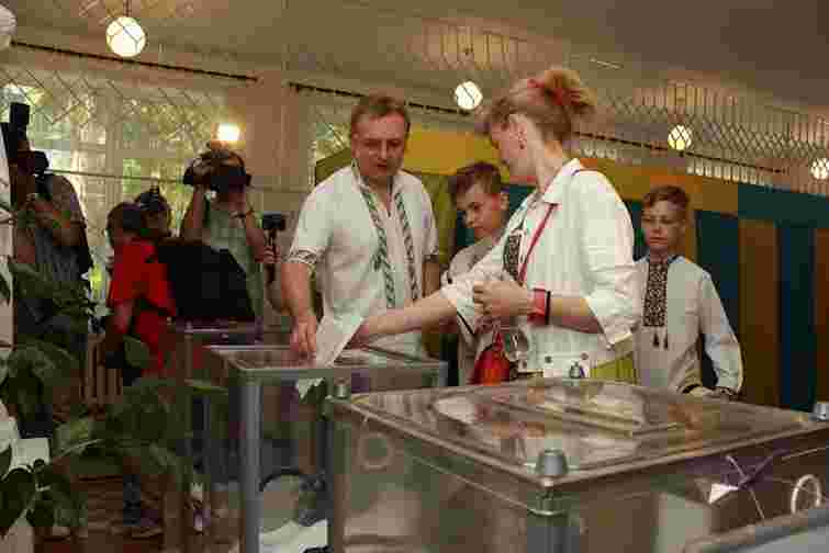 Міський голова Львова "проголосував за майбутнє дітей" (фото)