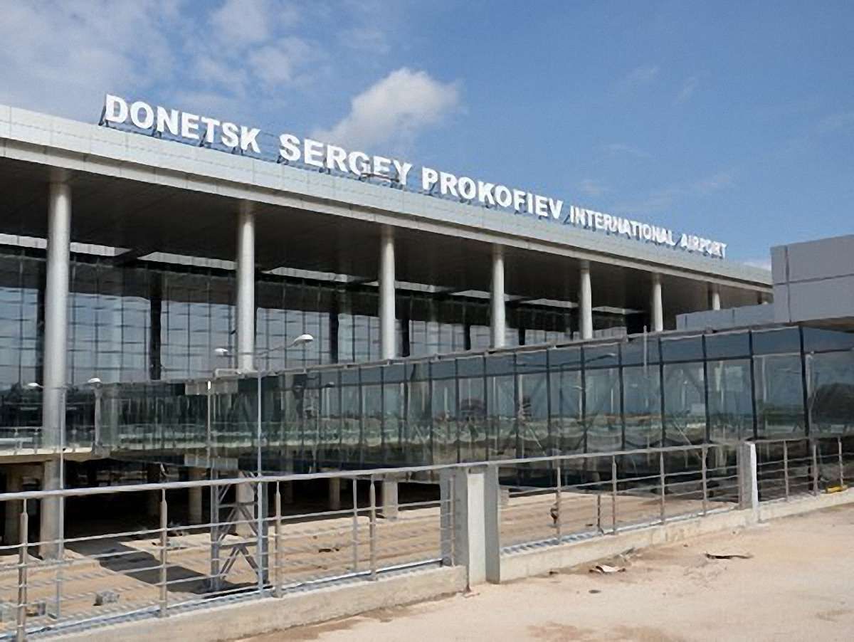 В аеропорт Донецька навідалися терористи: рейси призупинено