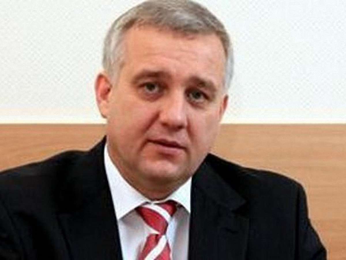 Екс-голову СБУ підозрюють у постачанні зброї терористам