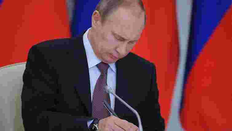 Путін підписав закон про скорочення терміну обігу гривні в Криму