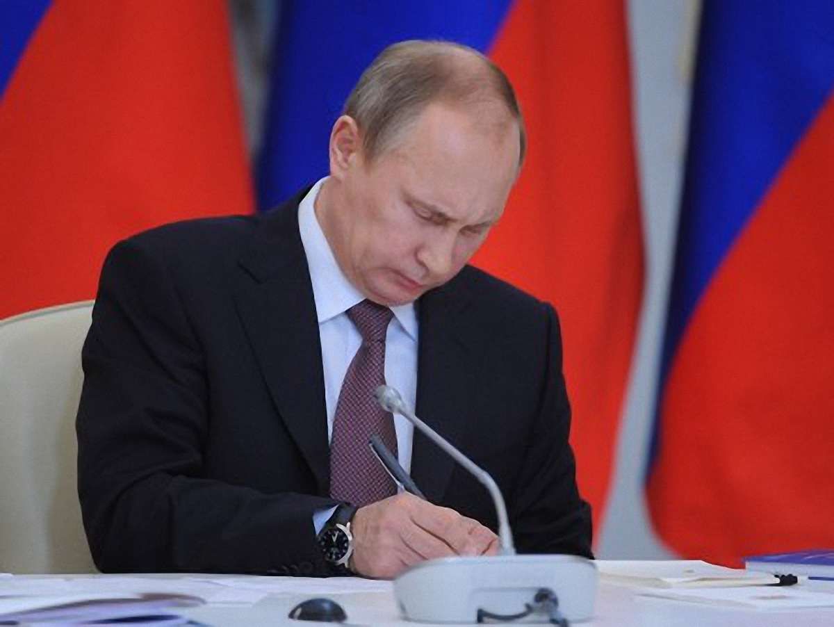 Путін підписав закон про скорочення терміну обігу гривні в Криму