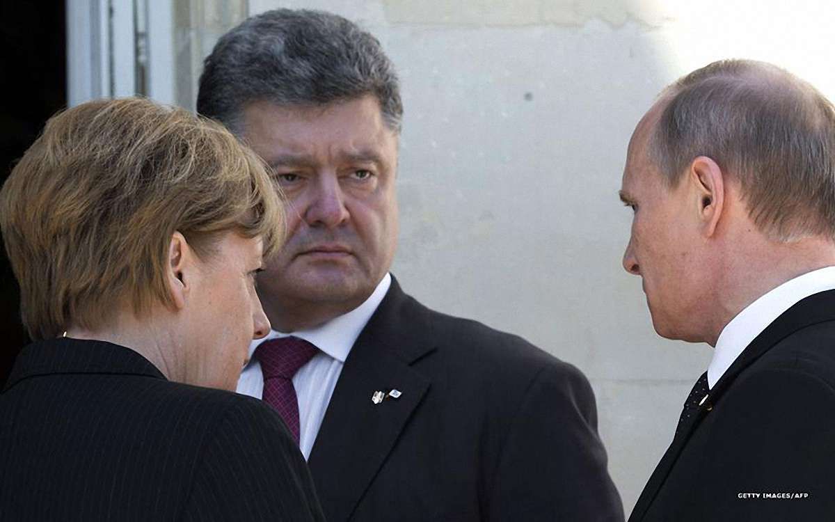 Порошенко зустрівся з Путіним і потис йому руку