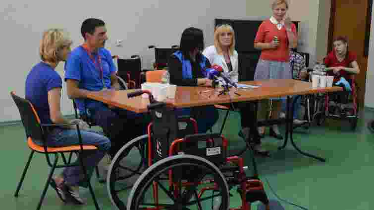 Вихованці центру «Джерело» отримали інвалідні візки