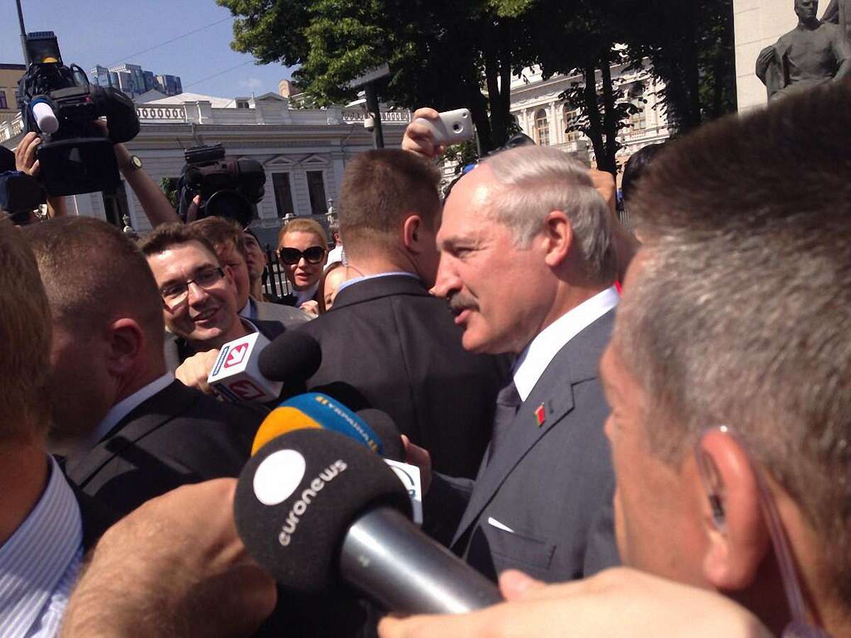 Лукашенко: Бойовиків, які воюють проти українців, треба знищувати