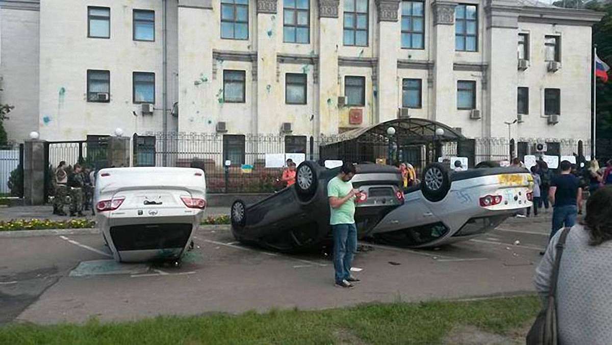 У Києві — пікет під посольством РФ: кількість людей зростає щохвилини (відео)