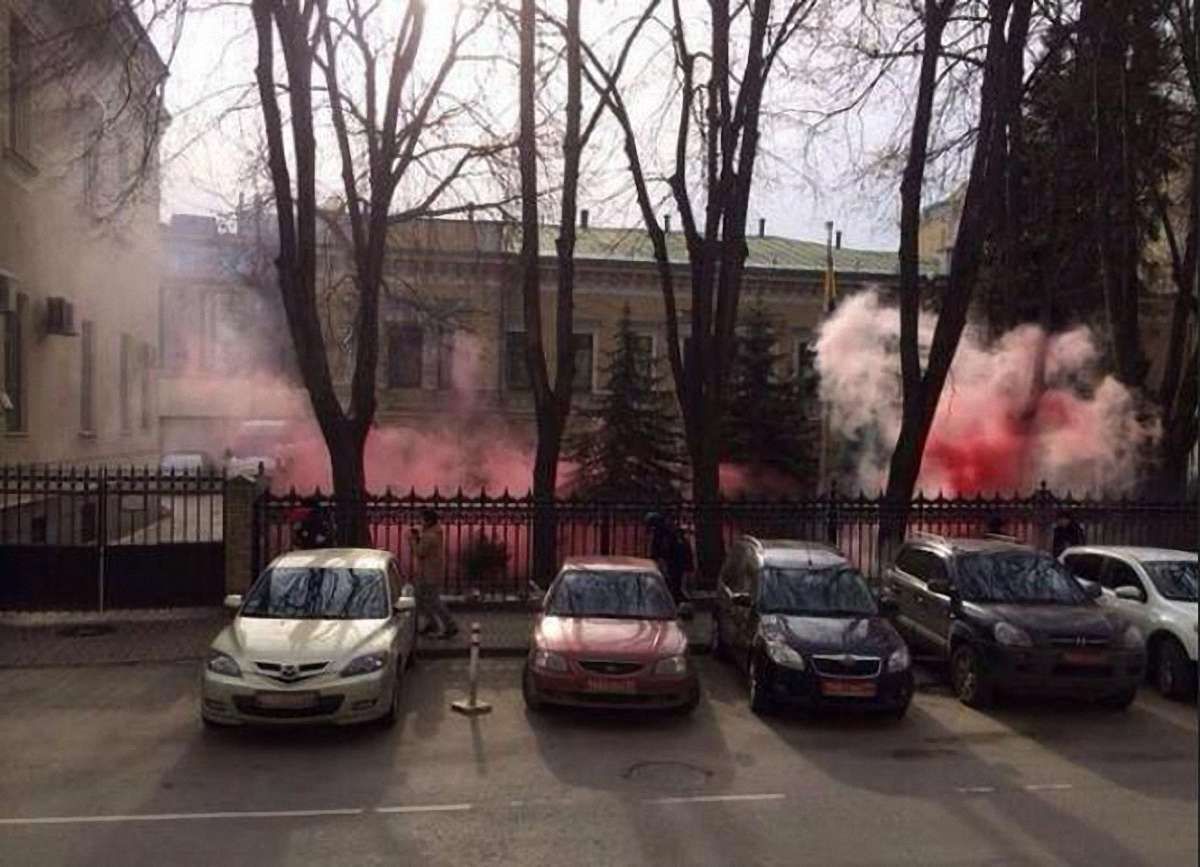 Українське посольство у Москві закидали димовими шашками