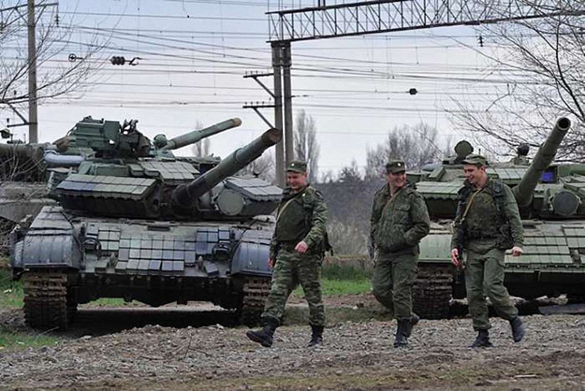 На території Росії для провокацій збирають військових і бронетехніку з символікою ЗСУ