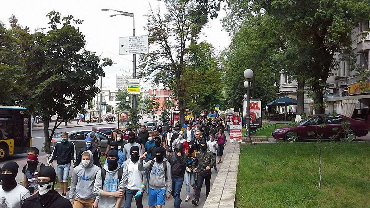 Активісти пікетують Києво-Печерську Лавру, щоб перешкодити хресній ході