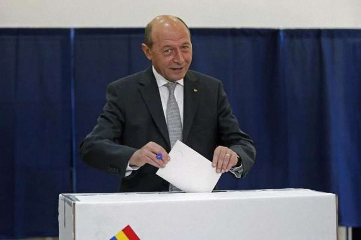 Румунський парламент проголосував за відставку президента країни
