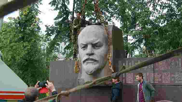 Сотник Парасюк з побратимами демонтував останнього Леніна у Дніпропетровську