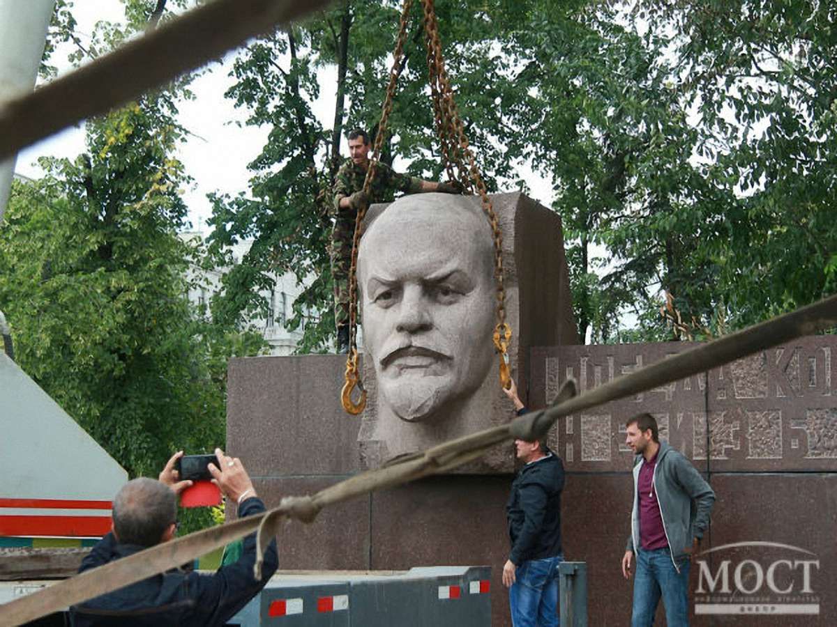 Сотник Парасюк з побратимами демонтував останнього Леніна у Дніпропетровську