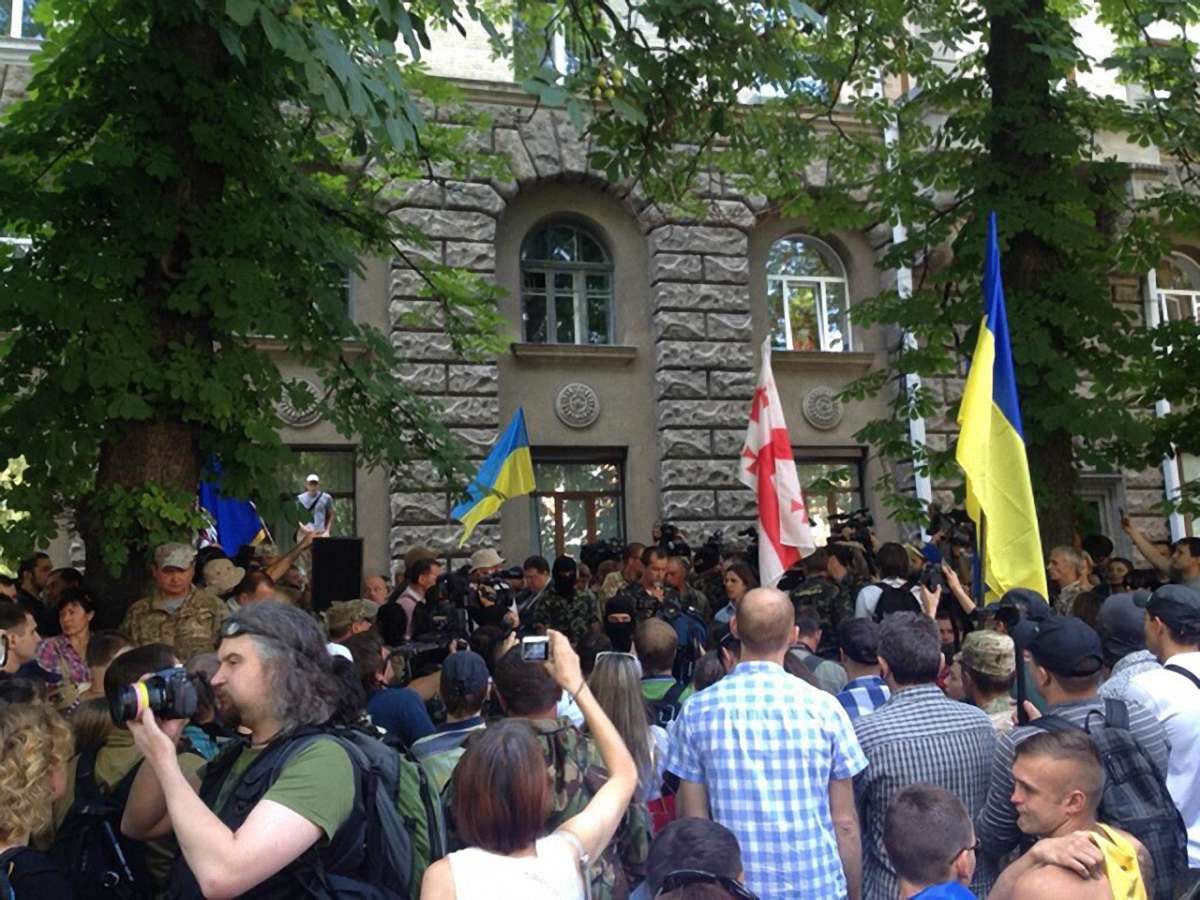 Під адміністрацією президента відбувся мітинг проти продовження перемир'я на Донбасі