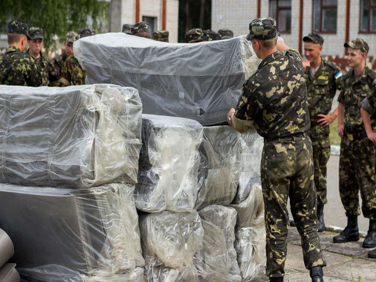 24-й механізованій бригаді у Яворові подарували каремати і дощові плащі
