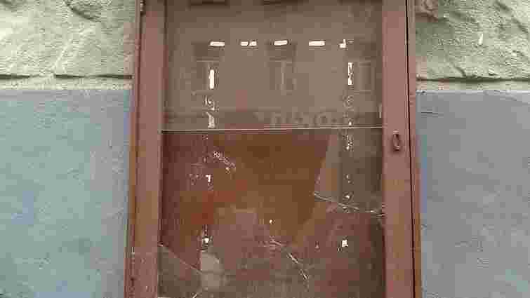 У театрі ім. Лесі Українки побили вікна