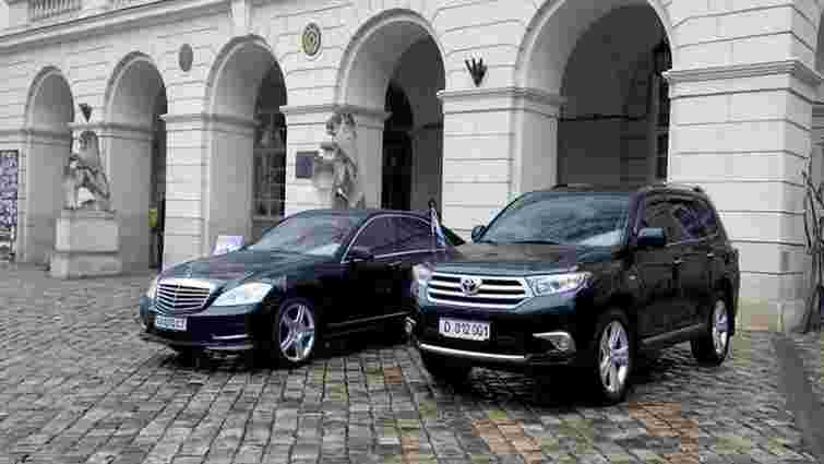 У Львові делегація посольства Ізраїлю припаркувала свої авто біля Ратуші