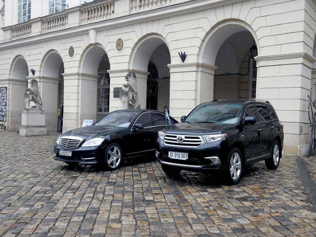 У Львові делегація посольства Ізраїлю припаркувала свої авто біля Ратуші