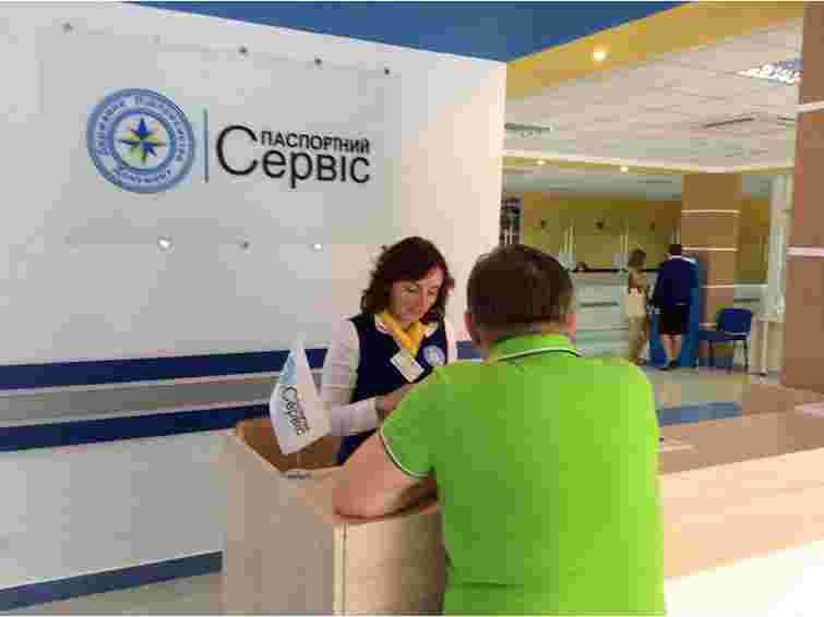 У Львові можна оформити закордонні паспорти без черг, але платити за це доведеться більше