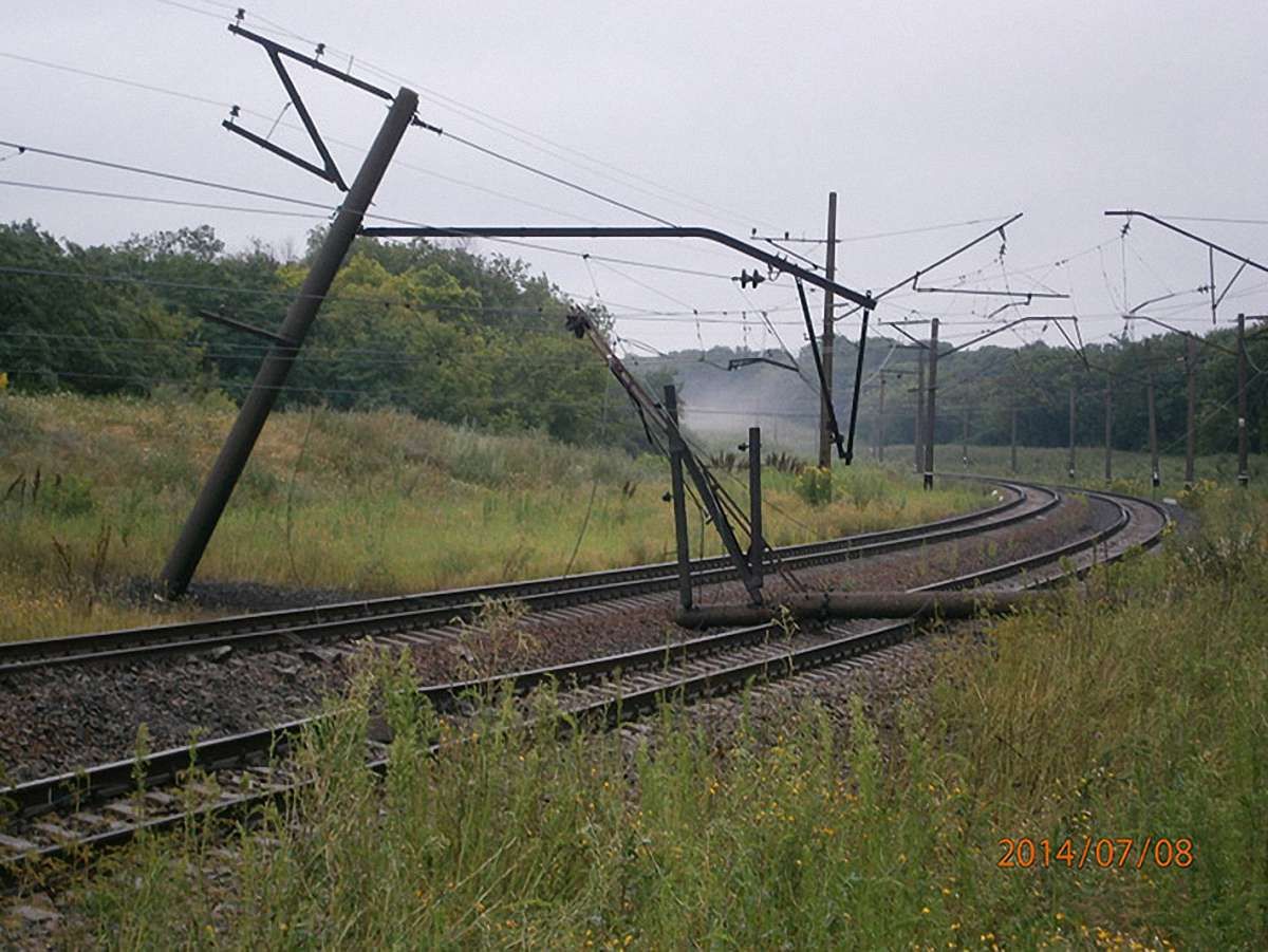 На Донеччині знову підірвали залізничні колії