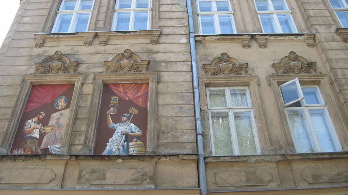 У «сліпих» вікнах Львова з’явилися портрети ремісників