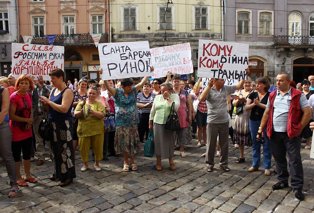 Під Львівською міськрадою організували одразу п'ять пікетів