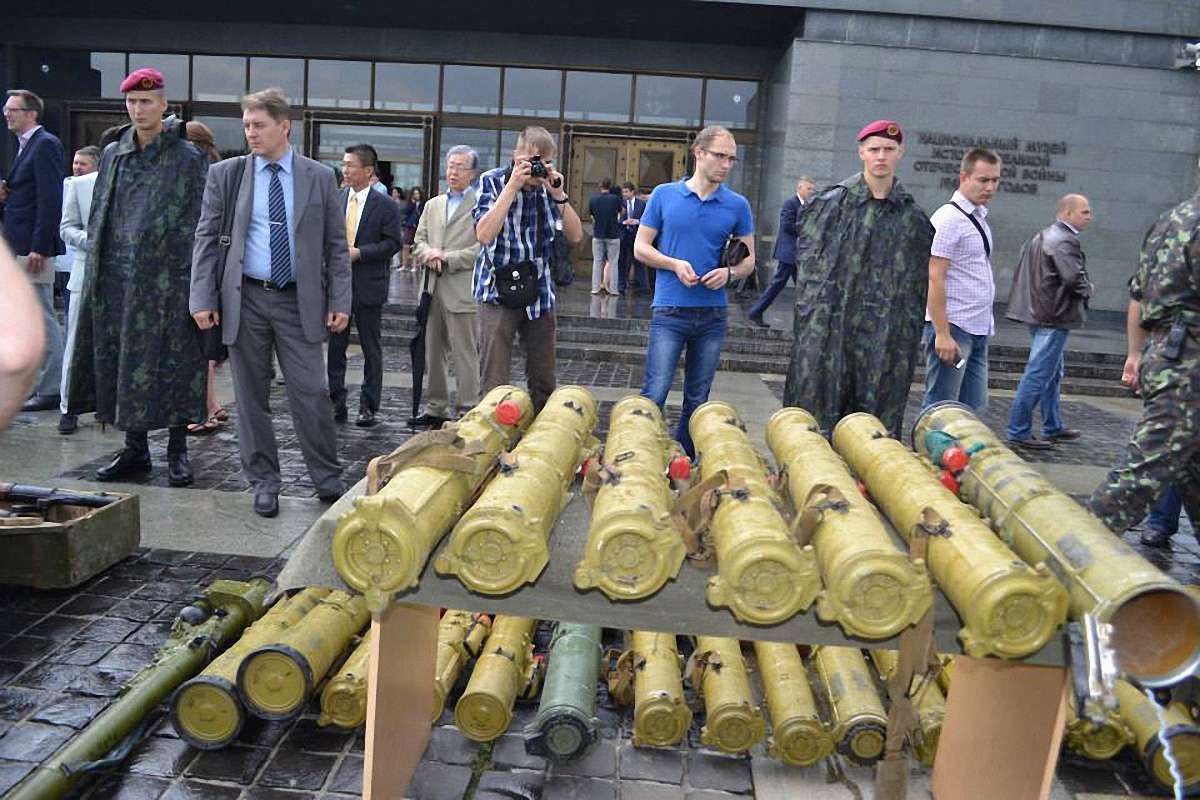 Міноборони влаштувало відкритий музей із зразками трофейної зброї та бронетехніки бойовиків