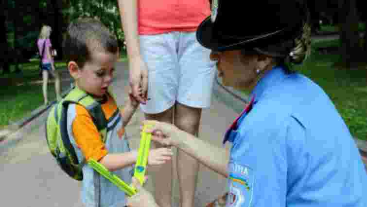 Львівські ДАІвці подарували дітям «сонячні» браслети для безпеки