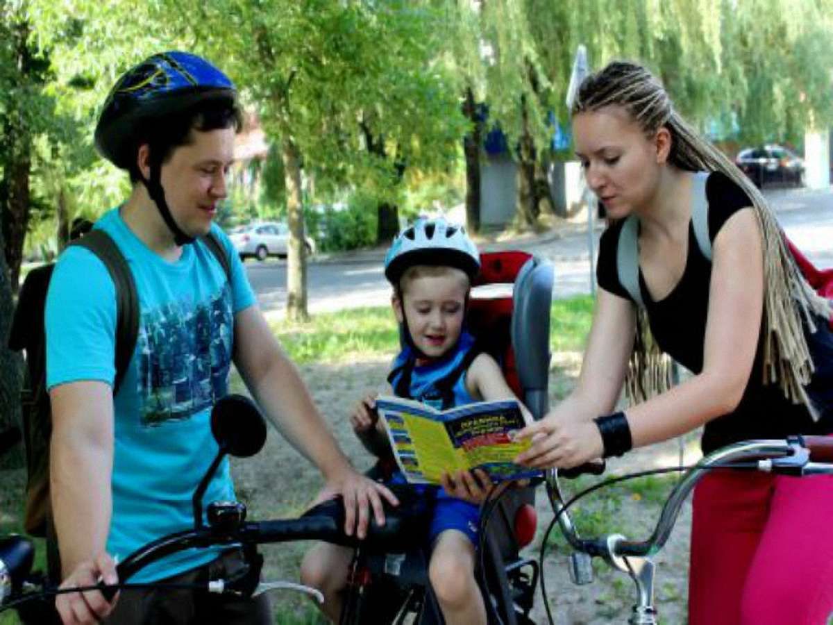 У Львові ДАІвці роздавали велосипедистам листівки з безпеки руху