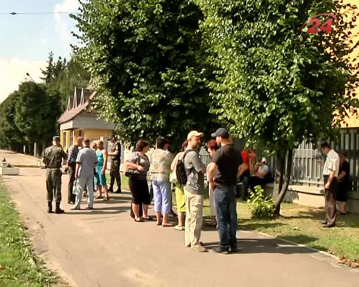 У Гамаліївці родичі вояків АТО заблокували трасу Київ-Чоп