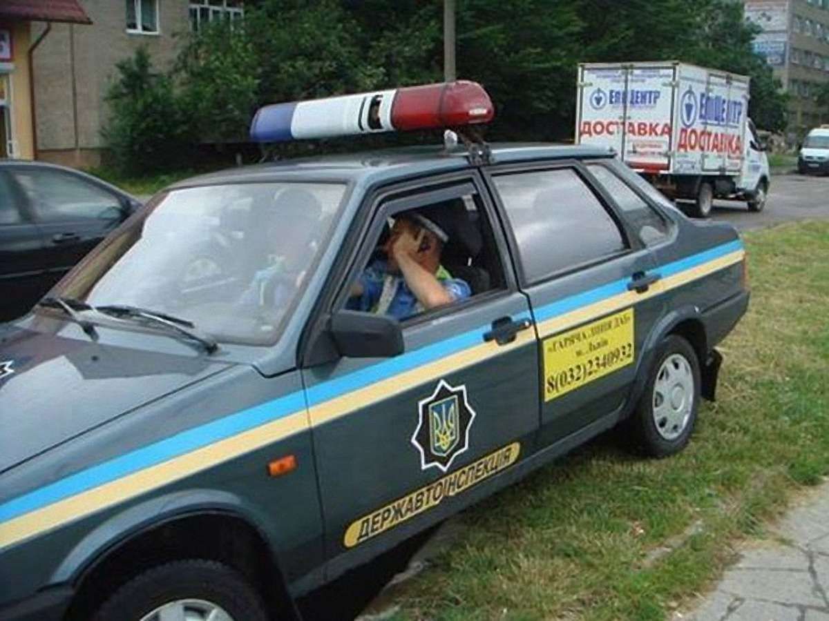 Львівському інспектору ДАІ, який запаркувався на газоні, можуть дати неповну службову відповідність