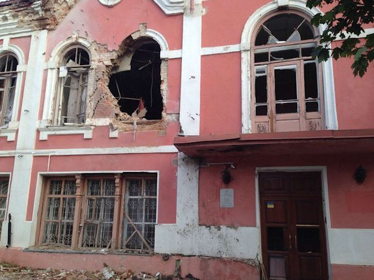 Терористи розбомбили музей історії та культури Луганська