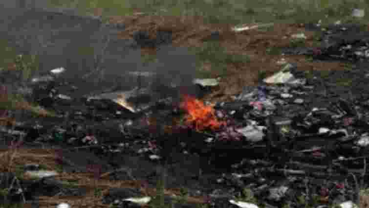На місці падіння малазійського авіалайнера горять речі загиблих (фото)