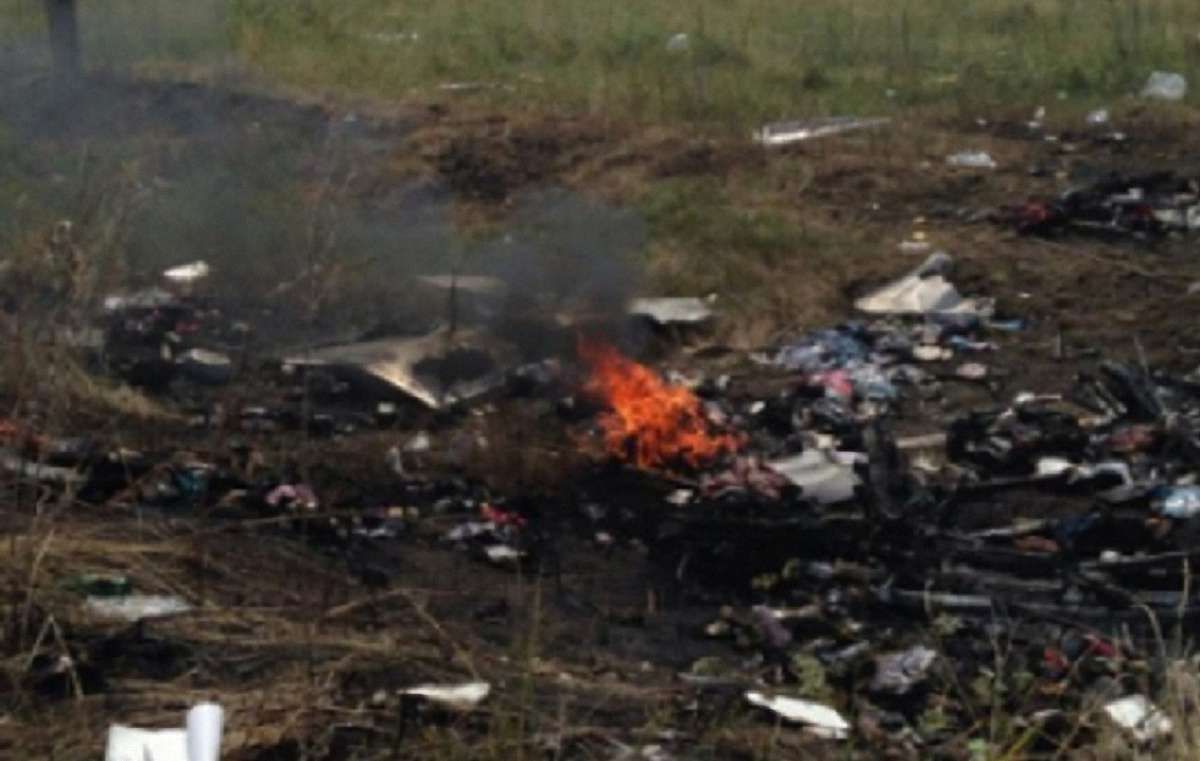 На місці падіння малазійського авіалайнера горять речі загиблих (фото)