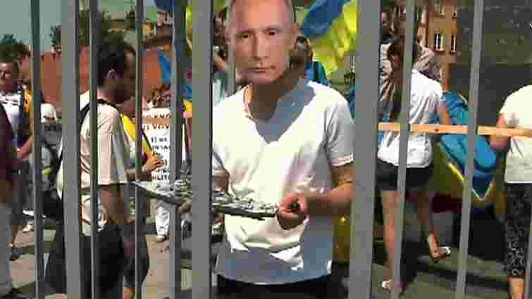 По Варшаві активісти пронесли «Путіна» в клітці