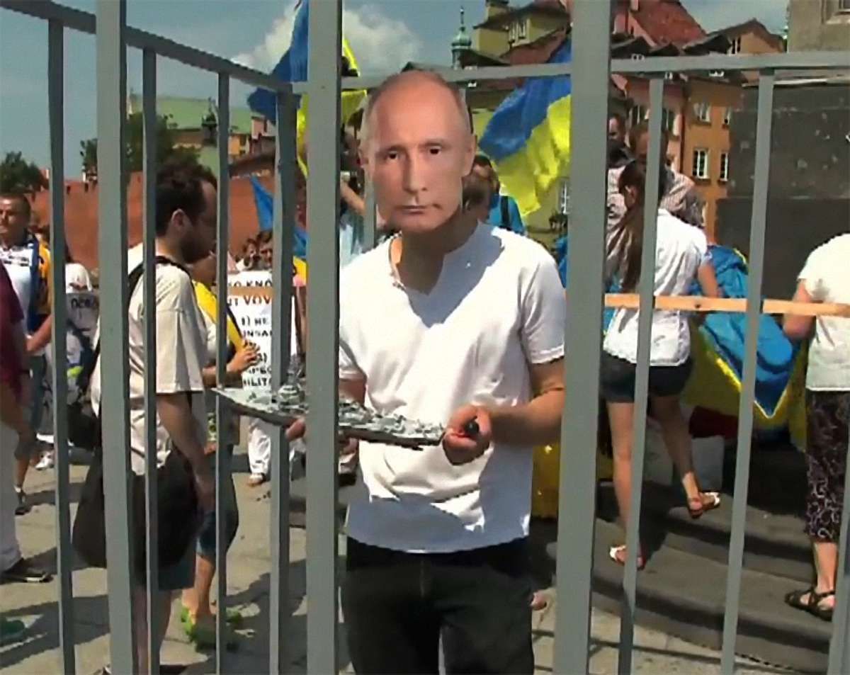 По Варшаві активісти пронесли «Путіна» в клітці