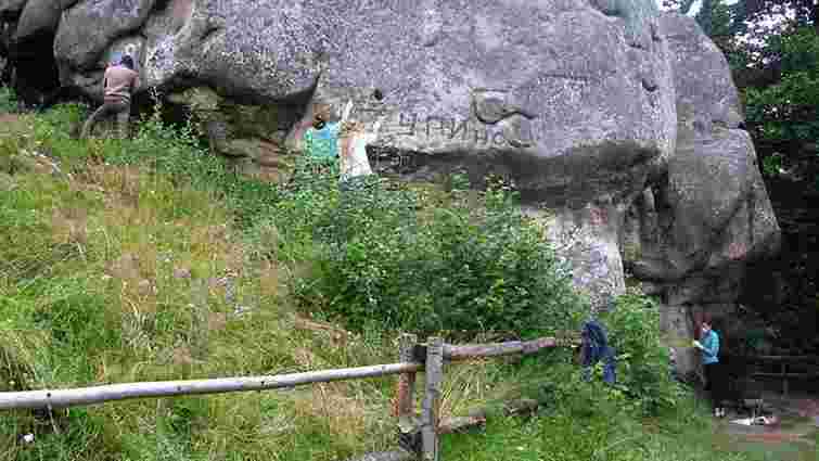 Скельний комплекс у Тустані очистять від написів туристів