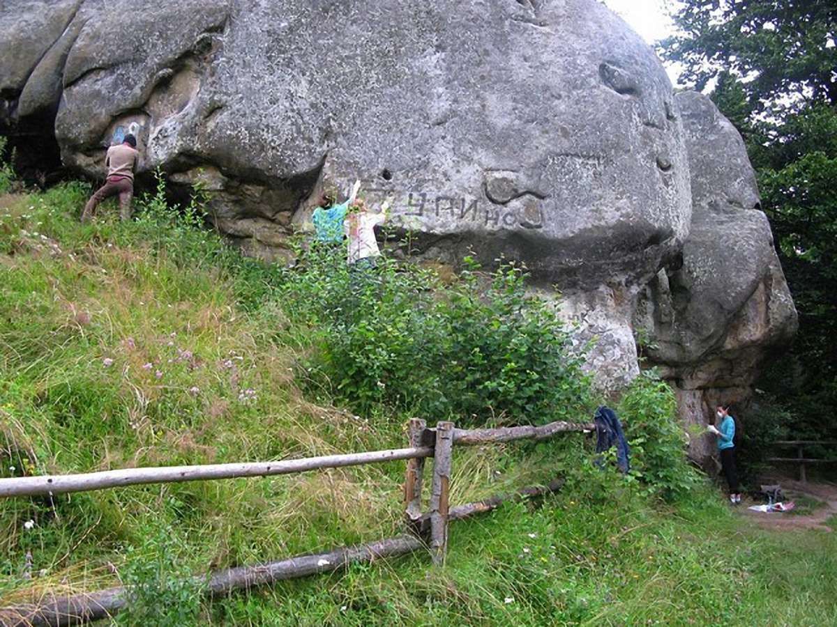 Скельний комплекс у Тустані очистять від написів туристів