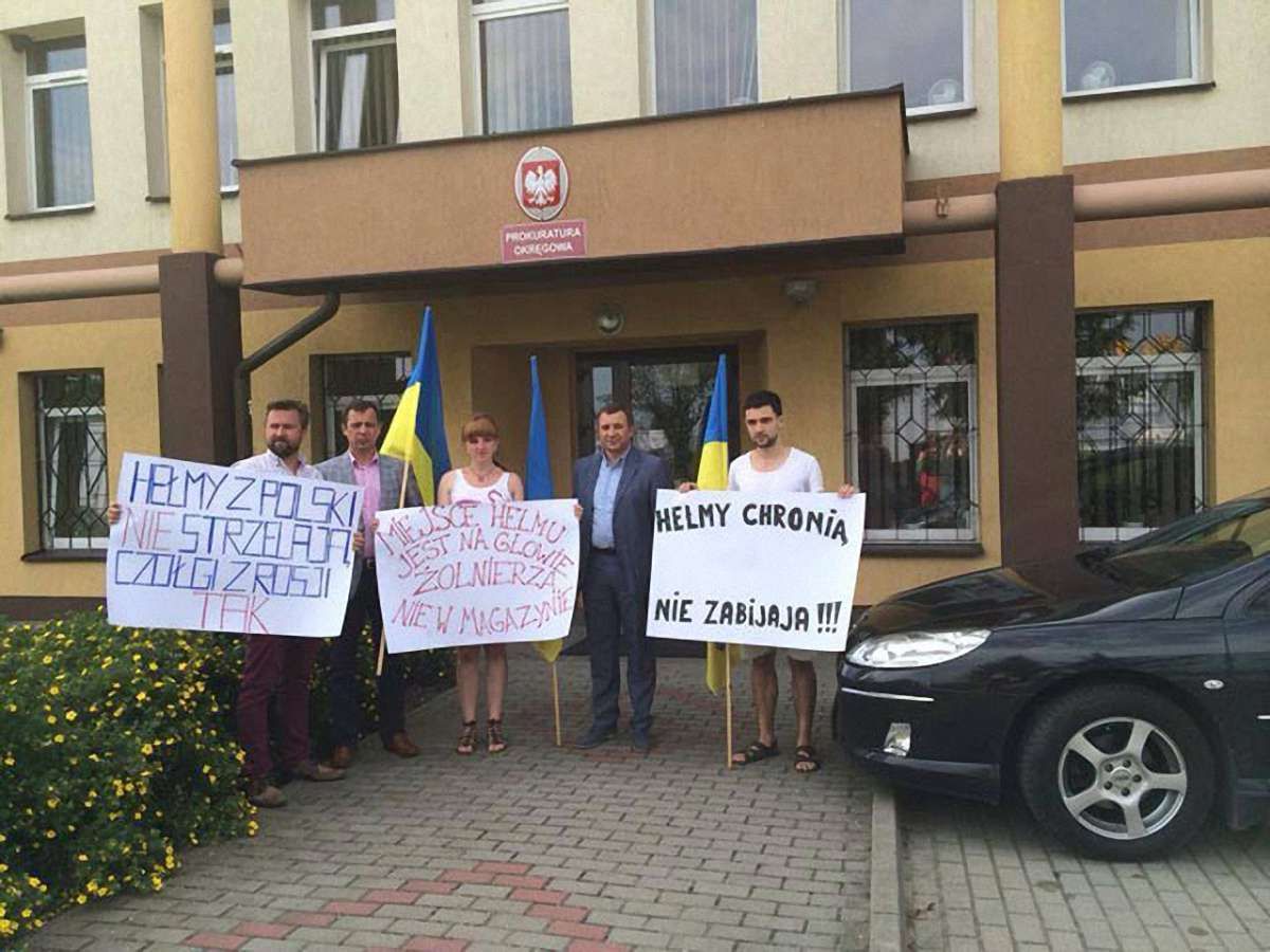 Українці пікетували прокуратуру Польщі через волонтерів, які перевозили бронежилети та каски