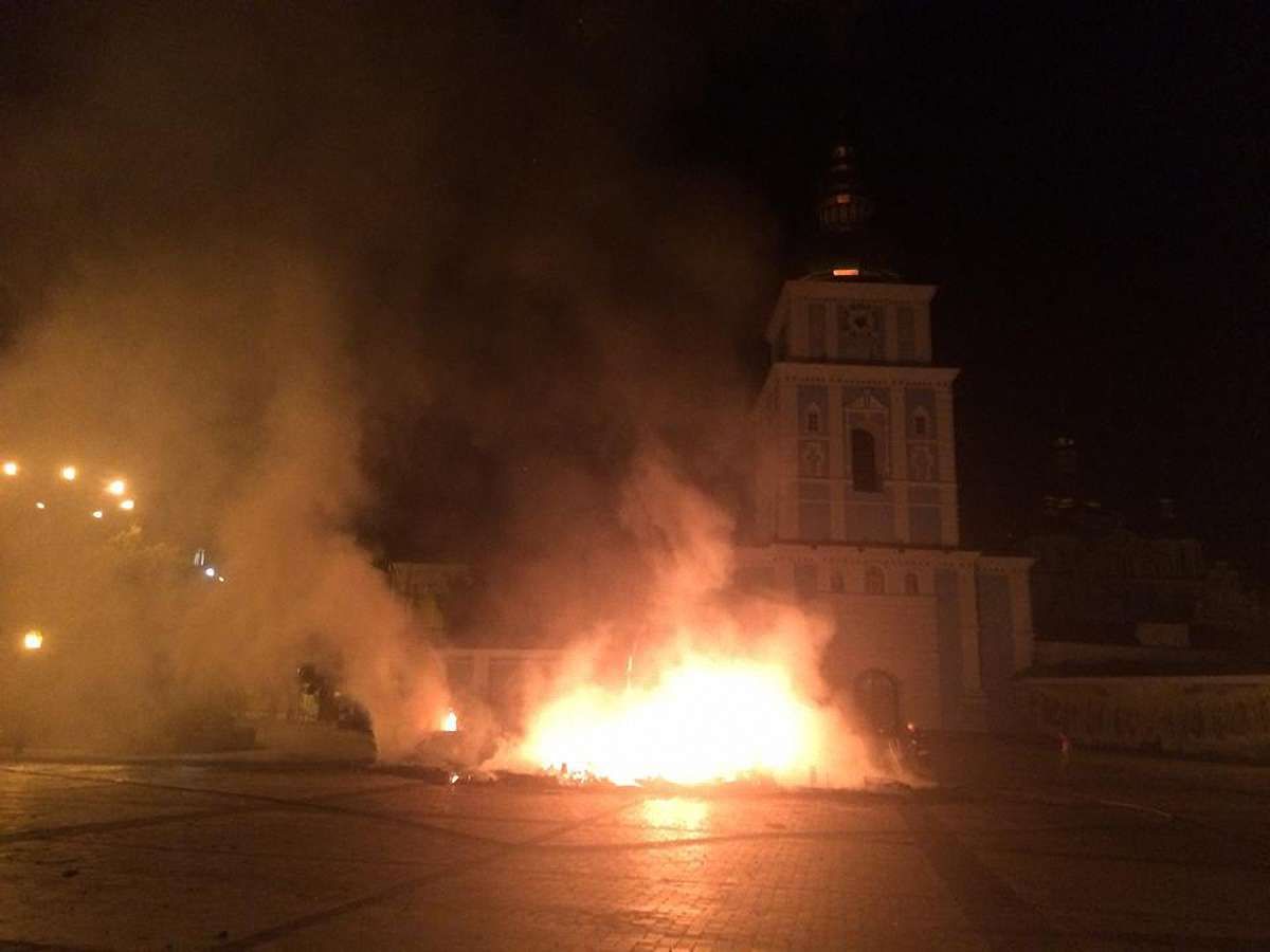 У центрі Києва спалили палатки майданівців встановлені під час Революції гідності