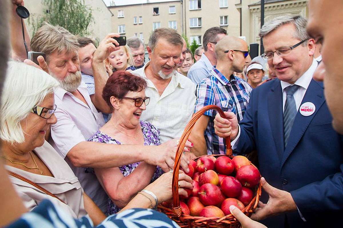 Їжте польські яблука, аби наш сусід знав, що втрачає, - Коморовський