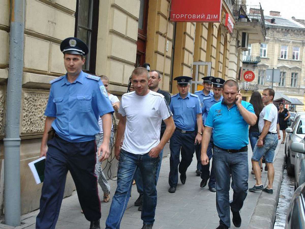 У Львові працівник «Беркуту» зірвав акцію під обласним апеляційним судом